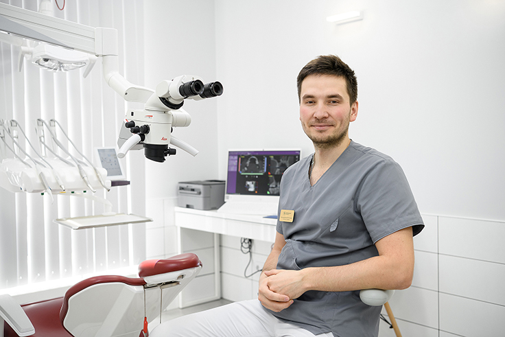 стоматолог с оборудованием для лечения