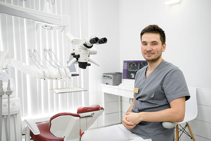 стоматолог и микроскоп